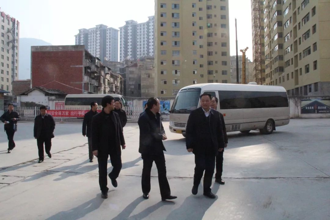 隴南市委常委、常務(wù)副市長(zhǎng)張慶宏、副市長(zhǎng)徐世林、市人大副主任陳榮等一行深入隴運(yùn)集團(tuán)公司武都汽車站開展春節(jié)前走訪慰問活動(dòng)